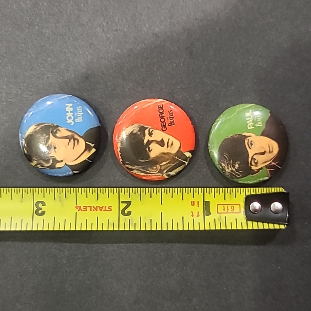 THE BEATLES Pin Button Original Memorabilia
